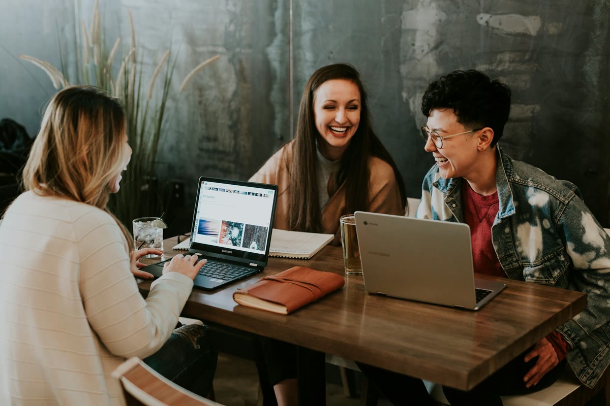 Consultora conversando com cliente em reunião estratégica
